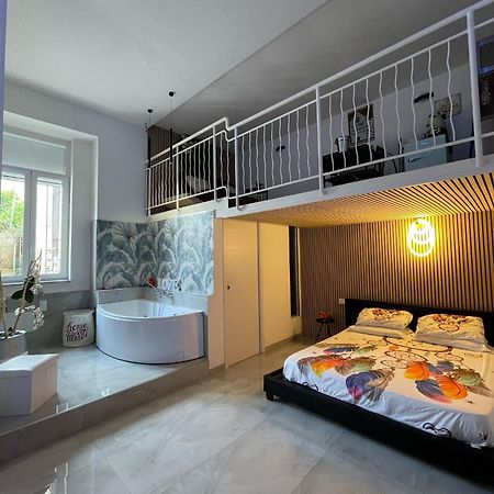 Charm E Chic Apartment เนเปิลส์ ภายนอก รูปภาพ
