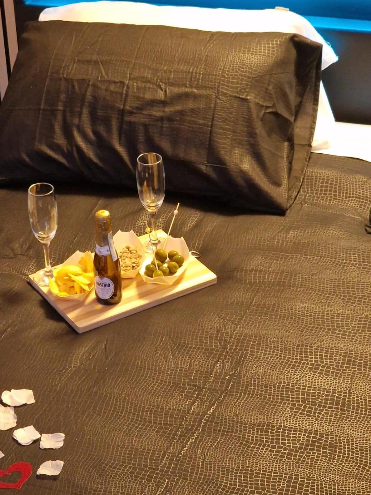 Charm E Chic Apartment เนเปิลส์ ภายนอก รูปภาพ