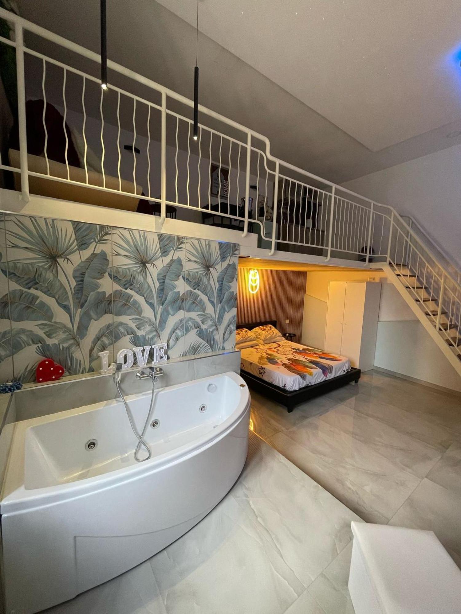 Charm E Chic Apartment เนเปิลส์ ภายนอก รูปภาพ