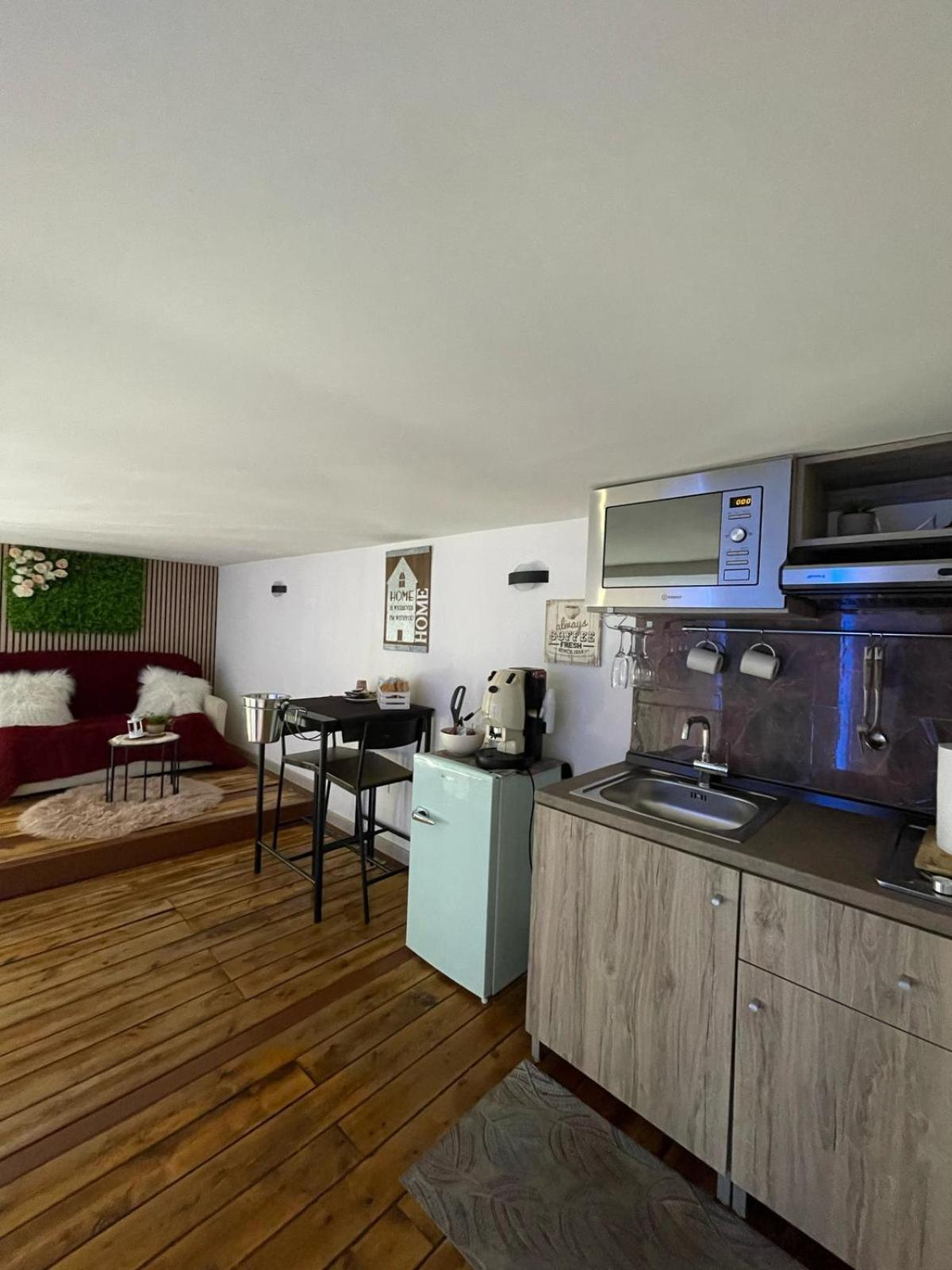 Charm E Chic Apartment เนเปิลส์ ภายนอก รูปภาพ