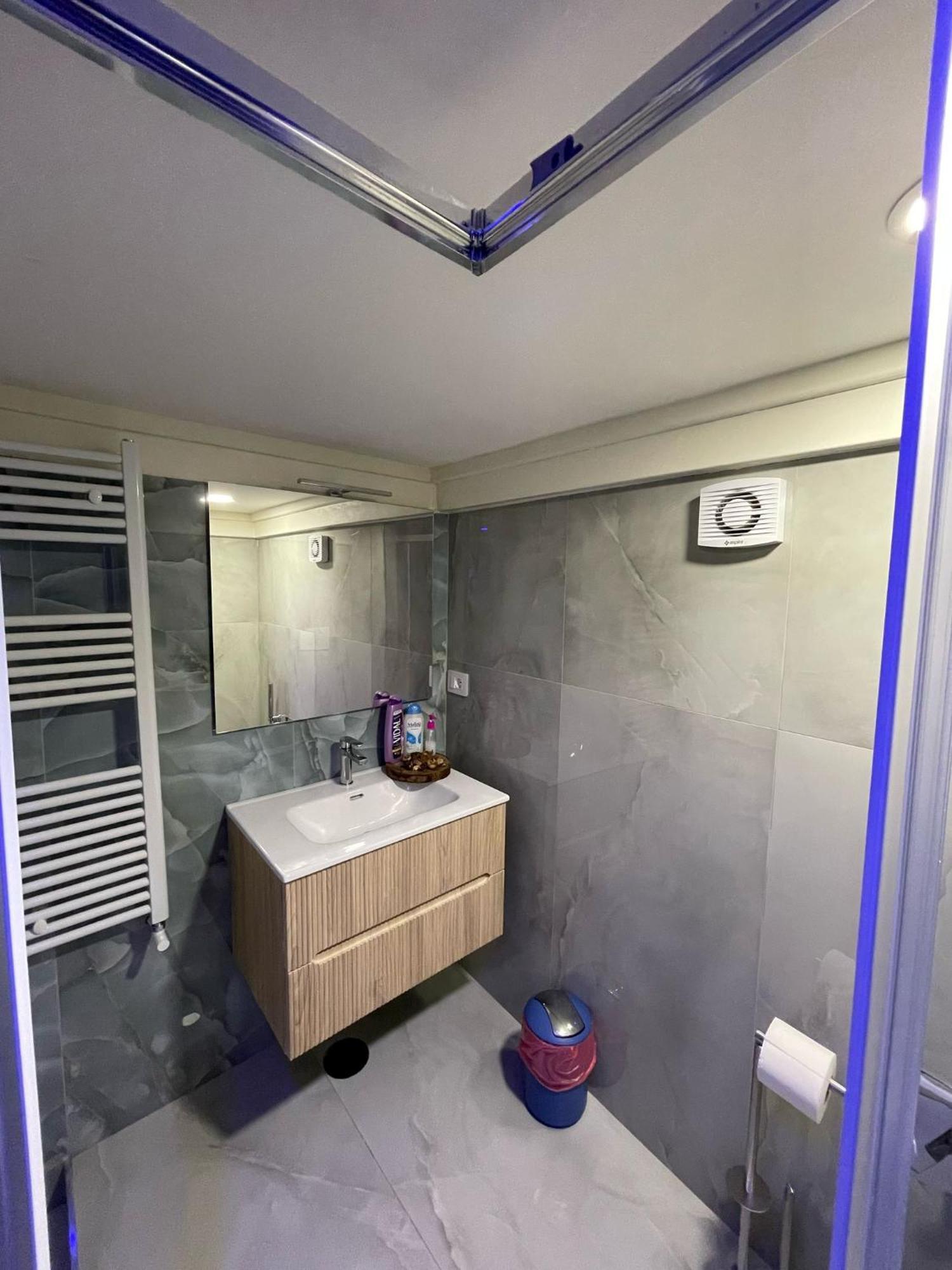 Charm E Chic Apartment เนเปิลส์ ภายนอก รูปภาพ