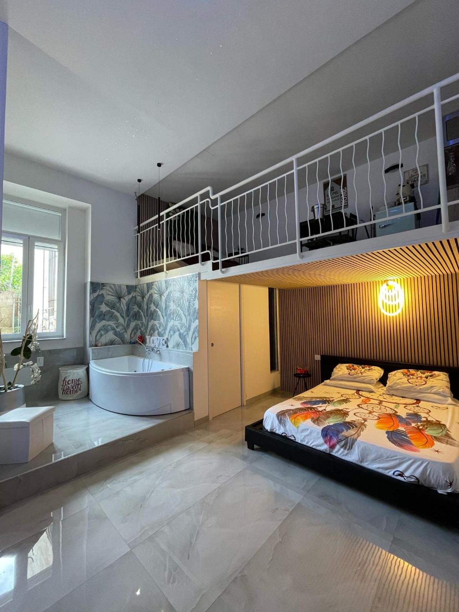 Charm E Chic Apartment เนเปิลส์ ภายนอก รูปภาพ
