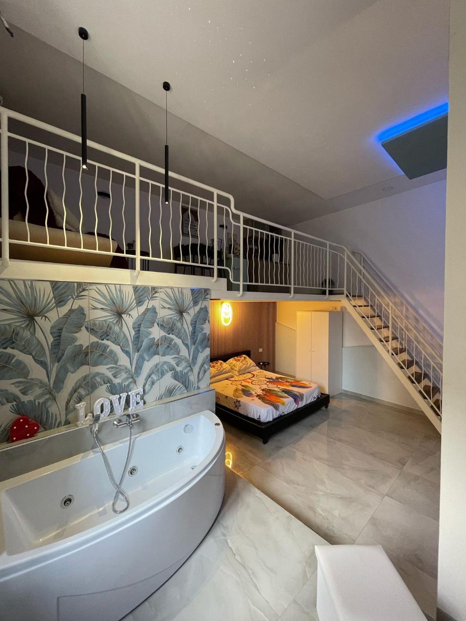 Charm E Chic Apartment เนเปิลส์ ภายนอก รูปภาพ