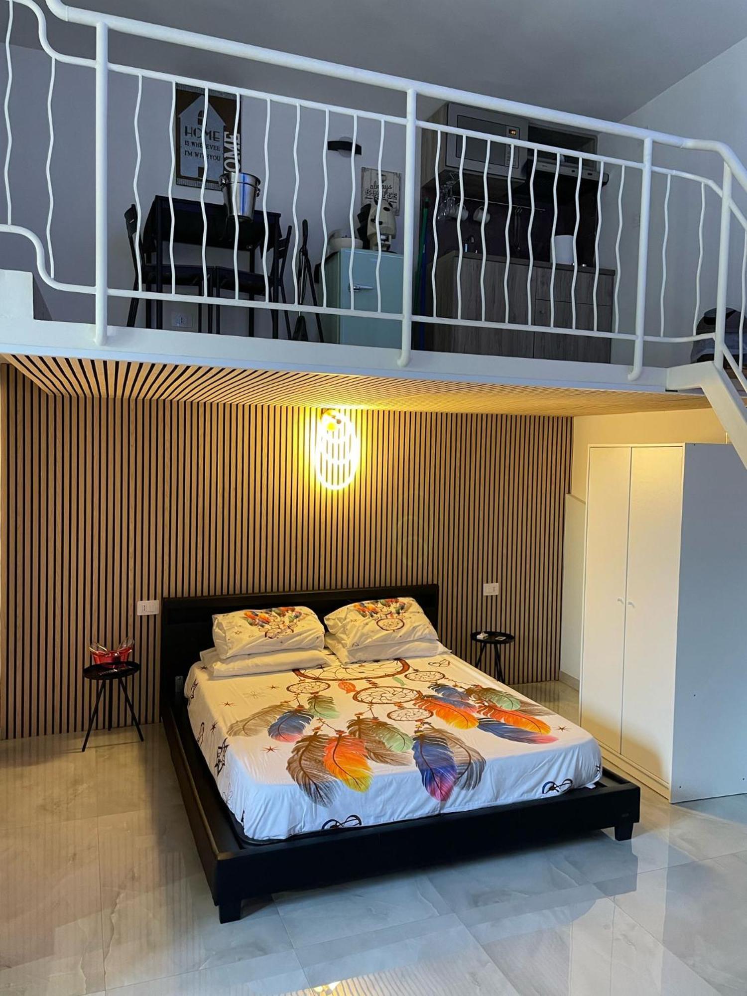 Charm E Chic Apartment เนเปิลส์ ภายนอก รูปภาพ